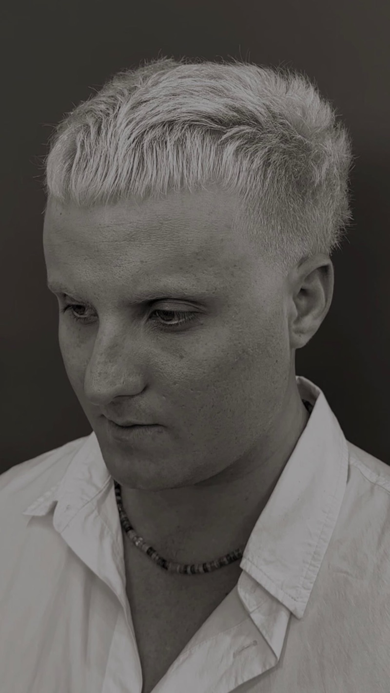 Retrato a preto e branco de cliente com corte curto e barba rente