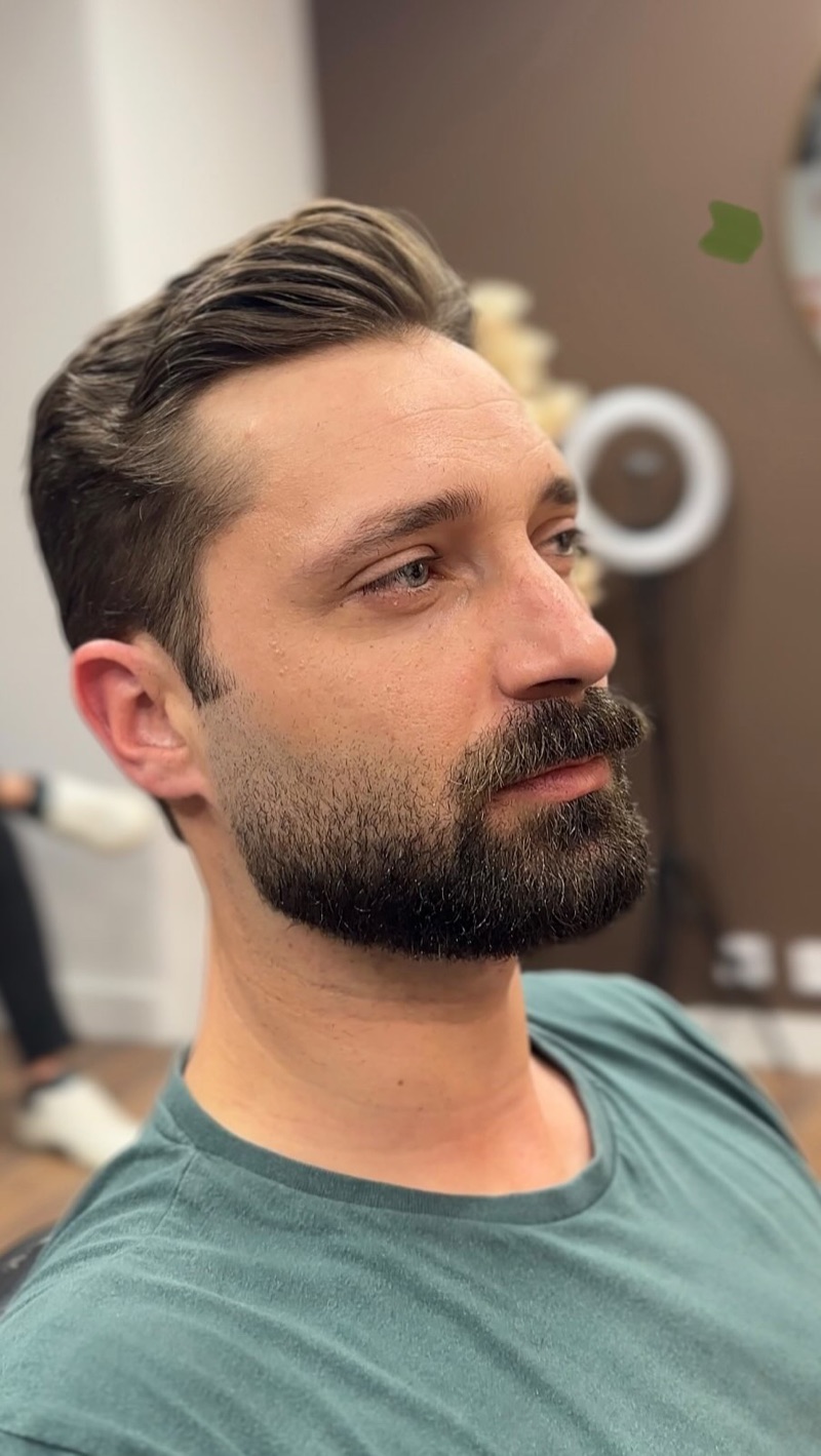 Perfil de cliente com barba aparada e cabelo penteado para trás