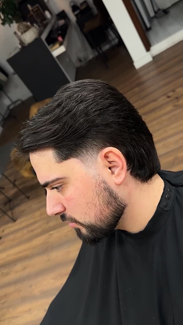 Perfil de cliente com corte degradê e cabelo penteado